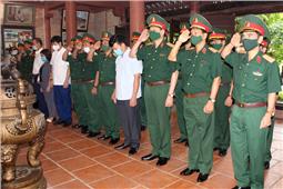 Quân khu tổ chức dâng hương tưởng niệm các anh hùng, liệt sĩ nhân kỷ niệm 74 năm Ngày Thương binh - Liệt sĩ